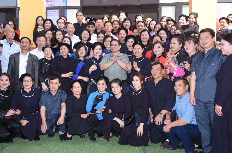 范明正总理和谅山省各民族同胞合影。