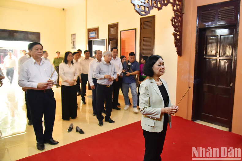 张氏梅和各位代表在A1山丘历史遗迹敬香缅怀英雄烈士。 张氏梅和各位代表在A1山丘历史遗迹敬香缅怀英雄烈士。