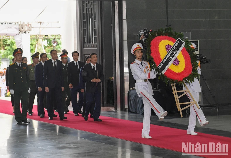 富寿省代表团吊唁阮富仲总书记逝世。