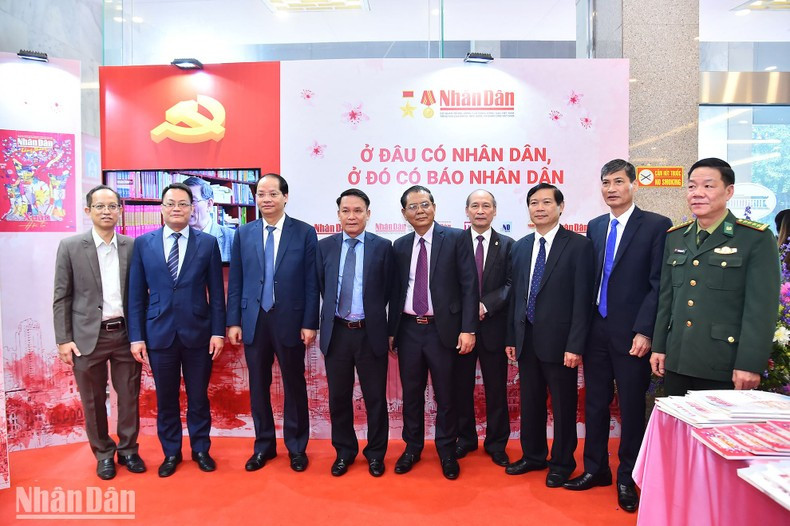 各位代表参观《人民报》的展位。