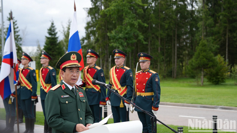 潘文江大将在仪式上发表讲话。 潘文江大将在仪式上发表讲话。