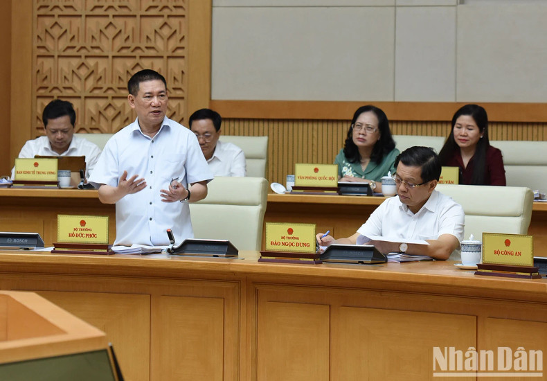 财政部部长胡德福发表讲话。 财政部部长胡德福发表讲话。