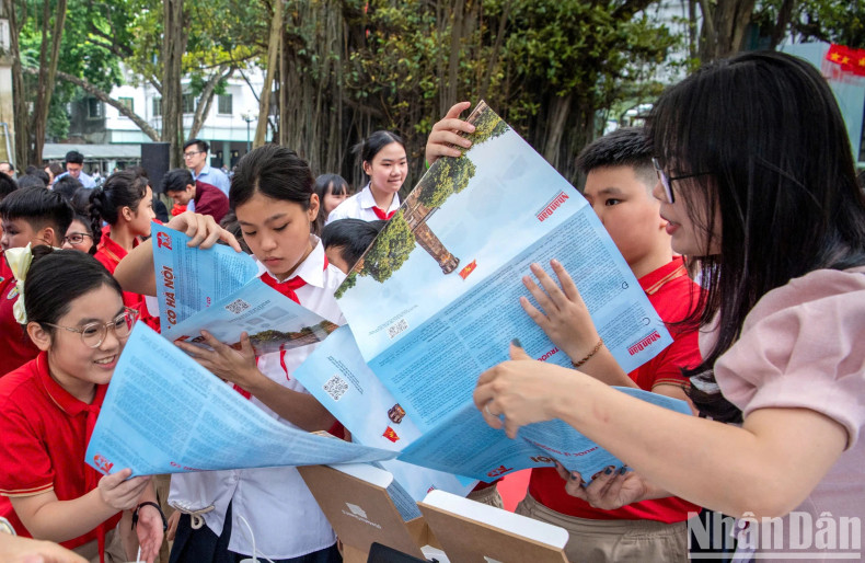 副刊还提供关于河内旗台的信息。