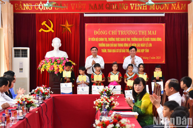 越共中央宣教部部长阮仲义和奠边省省委书记陈国强向贫困儿童赠送礼物。 越共中央宣教部部长阮仲义和奠边省省委书记陈国强向贫困儿童赠送礼物。