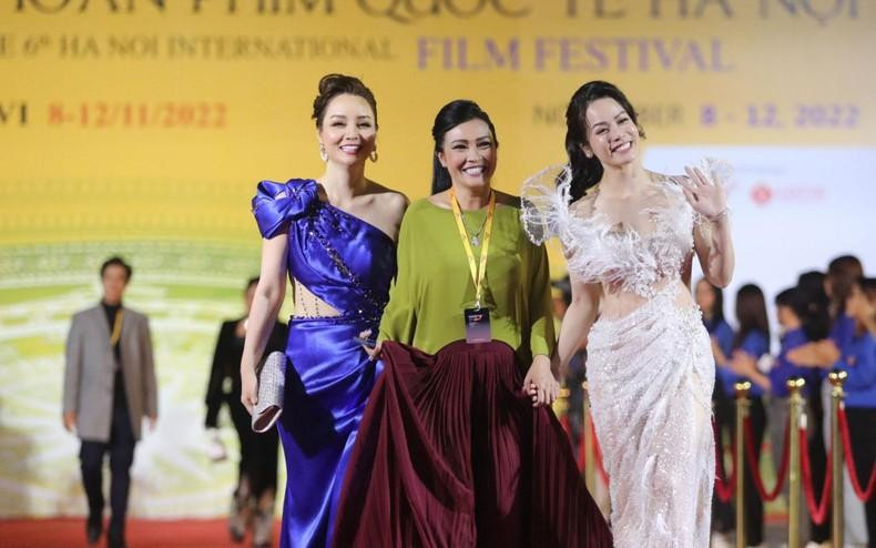 演员梅秋玄、歌手日金英和歌手芳青。 演员梅秋玄、歌手日金英和歌手芳青。