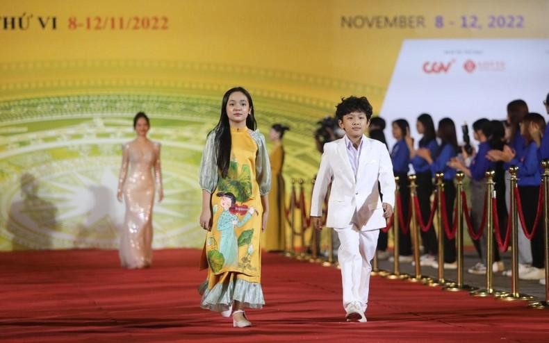 儿童演员参加今年河内国际电影节。 儿童演员参加今年河内国际电影节。