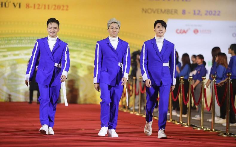 每个摄制组以不同风格出席活动。 每个摄制组以不同风格出席活动。