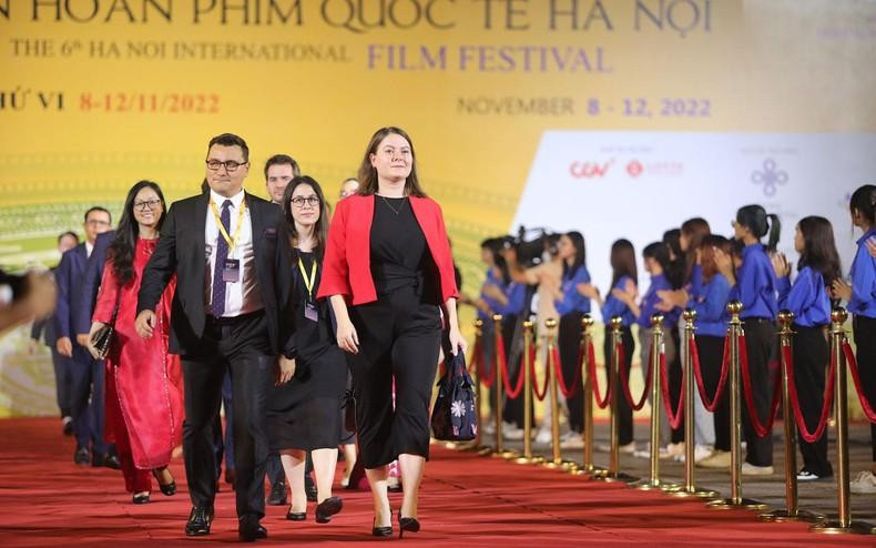 今年评委会由许多著名艺人、电影制作者组成。 今年评委会由许多著名艺人、电影制作者组成。