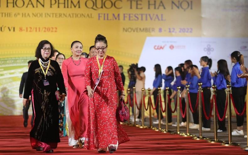 各位艺人身穿传统长衣出席活动。 各位艺人身穿传统长衣出席活动。