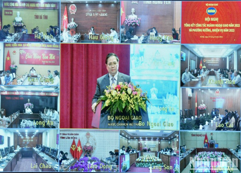 设在外交部总部的会议主会场与全国63个省市和94个驻外代表机构的分会场视频连线。