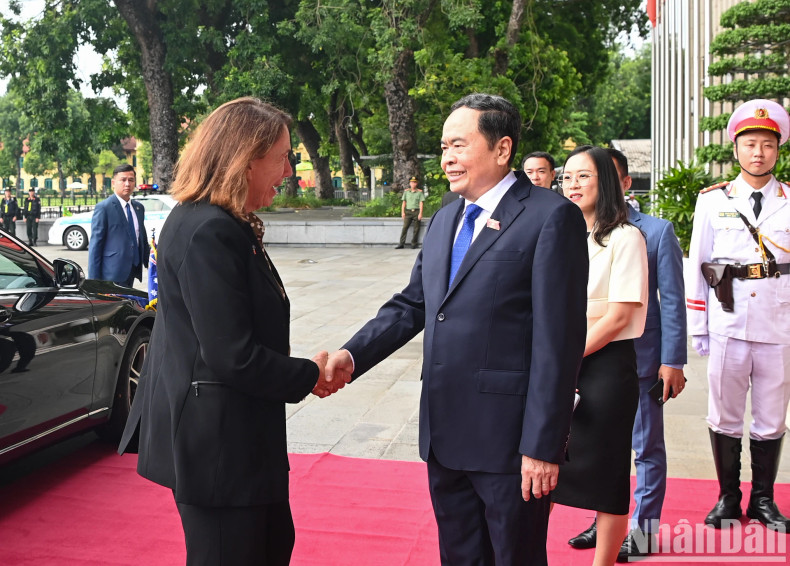 越南国会主席陈青敏欢迎澳大利亚联邦议会参议长苏·莱恩斯。 越南国会主席陈青敏欢迎澳大利亚联邦议会参议长苏·莱恩斯。