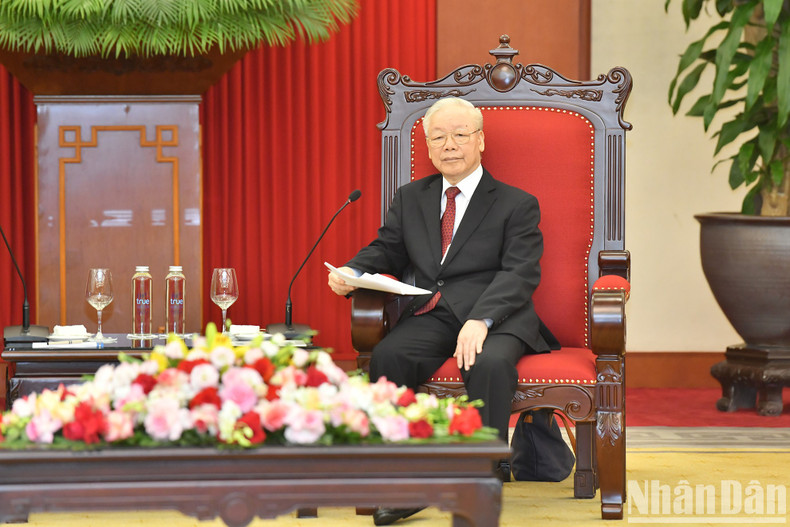 越共中央总书记阮富仲在会见中发表讲话。