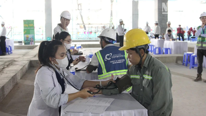 仪式结束后，项目还举行健康体检活动。