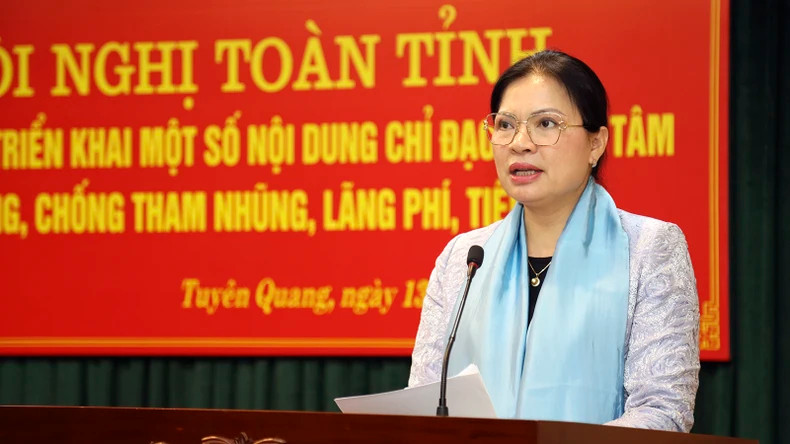 越共中央委员、宣光省省委书记何氏娥发表讲话。 越共中央委员、宣光省省委书记何氏娥发表讲话。