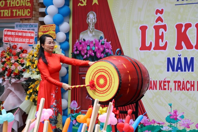 同奈省边和县壮长(Trảng Dài)中学学校校长打鼓迎来新学年。 同奈省边和县壮长(Trảng Dài)中学学校校长打鼓迎来新学年。