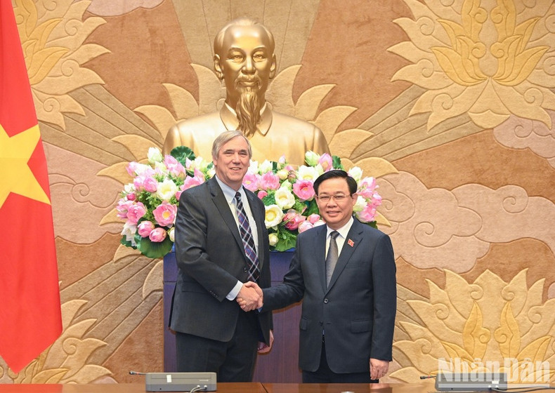 越南国会主席王廷惠会见美国参议员杰夫默克利。