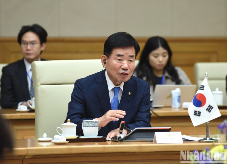 韩国国会议长金振杓在会见上发言。