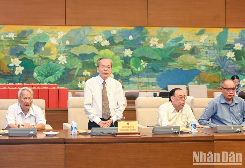 与会代表在会见中发表讲话。