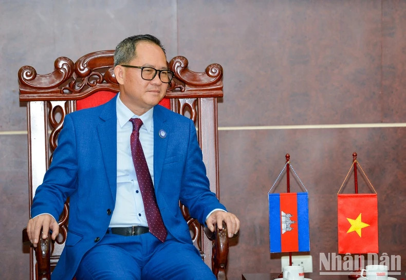 柬埔寨记者俱乐部主席普伊·吉发表讲话。