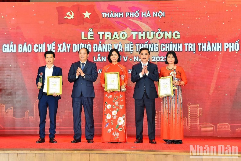 河内市领导向作者、作者小组颁发专题奖。