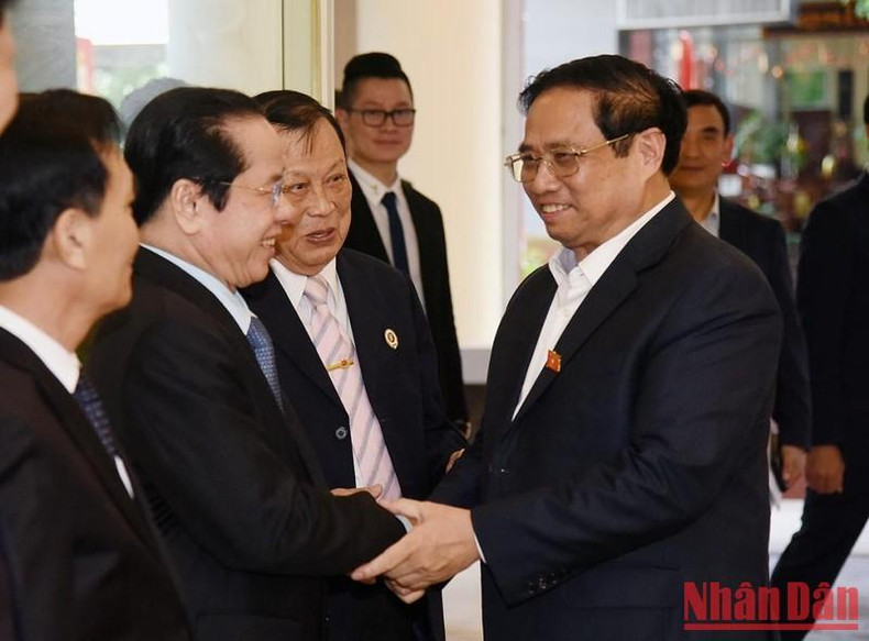 范明正总理与越南老战士协会常委会成员一一握手。 范明正总理与越南老战士协会常委会成员一一握手。