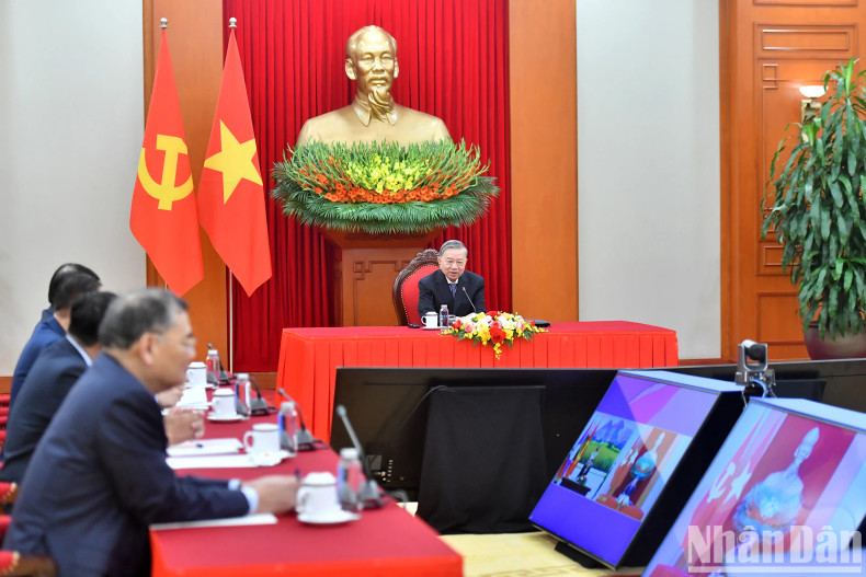 越共中央总书记苏林同老挝国家主席通伦·西苏里通电话。