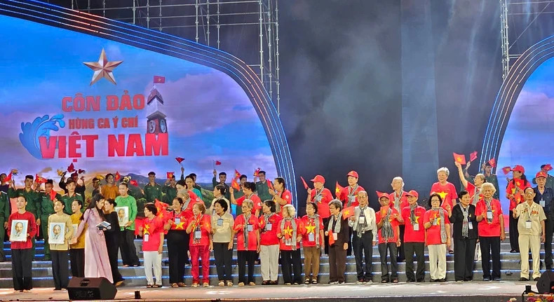 出席活动的各位革命战士。 出席活动的各位革命战士。