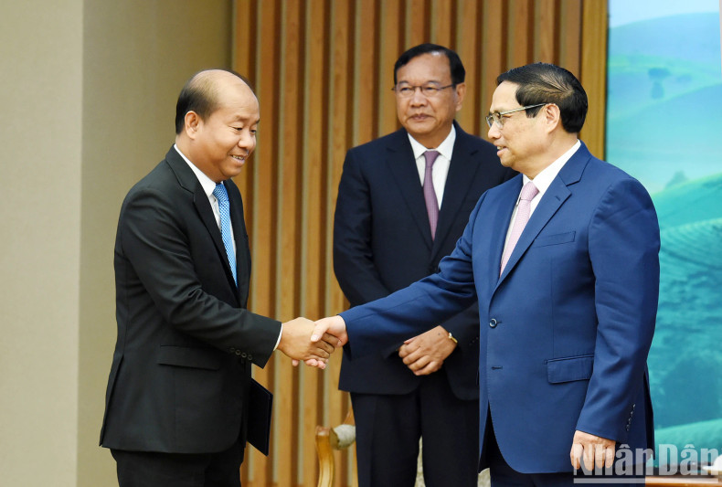 越南政府总理范明正会见柬埔寨人民党中央外委会主席布拉索昆一行。