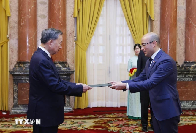 越共中央总书记、国家主席苏林会见阿尔及利亚大使索菲安·柴布。 越共中央总书记、国家主席苏林会见阿尔及利亚大使索菲安·柴布。
