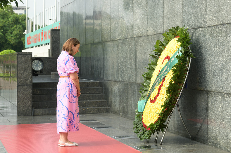 澳大利亚联邦议会参议长苏·莱恩斯在胡志明主席陵敬献花圈。