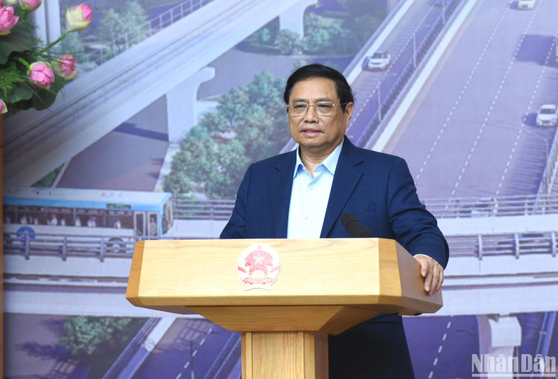 范明正总理在会议上发表讲话。