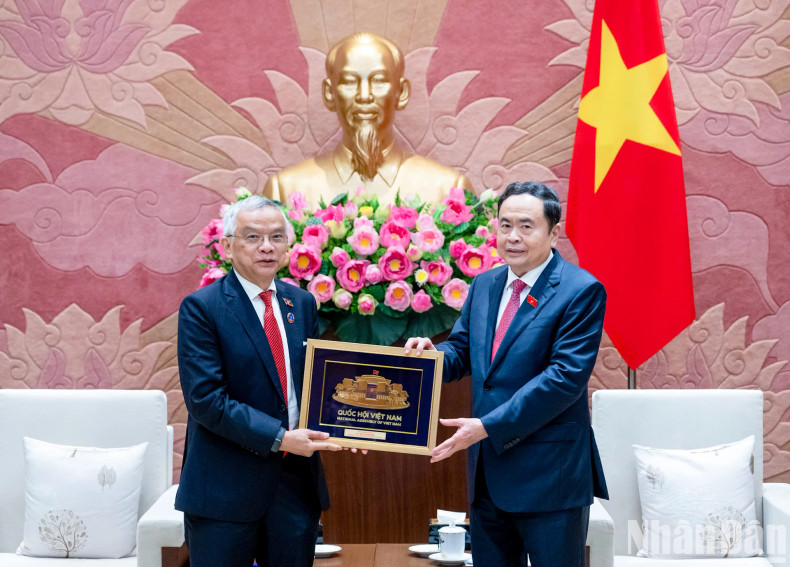 越南国会主席陈青敏向老挝国会副主席、老挝和平与团结委员会主席宋玛·奔舍那赠送纪念品。