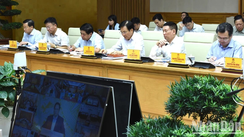 政府副总理和各部门、部委、行业领导出席会议。