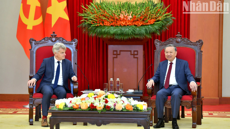 越共中央总书记苏林和法国共产党全国书记鲁塞尔。 越共中央总书记苏林和法国共产党全国书记鲁塞尔。