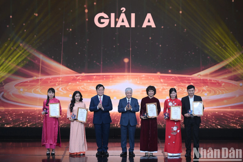 越共中央政治局委员、中央书记处书记、中央宣教部部长阮重义；越共中央政治局委员、中央书记处书记、越南祖国阵线中央委员会主席杜文战颁发A等奖。