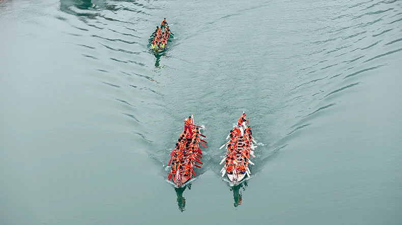 参赛队伍参与角逐。