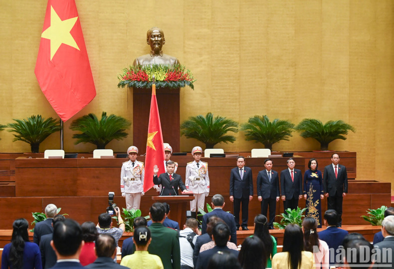 最高人民法院院长黎明智宣誓就职。