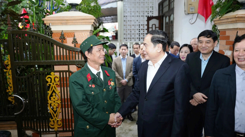 国会主席陈青敏走访慰问顺化市伤残军人。