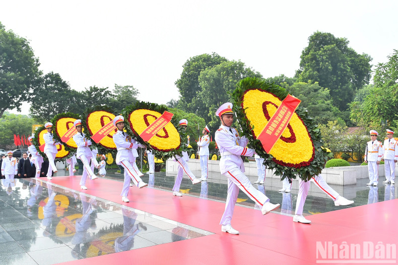 代表团的花圈飘带上写道:“永远铭记各位英雄烈士的功劳”。 代表团的花圈飘带上写道:“永远铭记各位英雄烈士的功劳”。