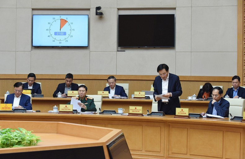 政府办公厅主任陈文山部长在会议上发言。