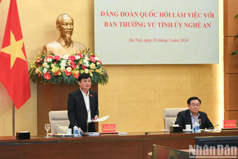 义安省省委书记泰青贵发表讲话。