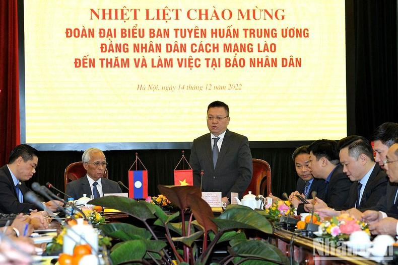 越共中央委员、越南《人民报》社总编辑、越共中央宣教部副部长、越南新闻工作者协会主席黎国明在会议上发言。 越共中央委员、越南《人民报》社总编辑、越共中央宣教部副部长、越南新闻工作者协会主席黎国明在会议上发言。