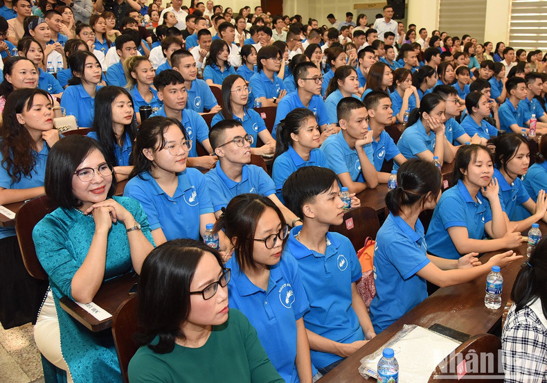 各位师生参加活动。 各位师生参加活动。