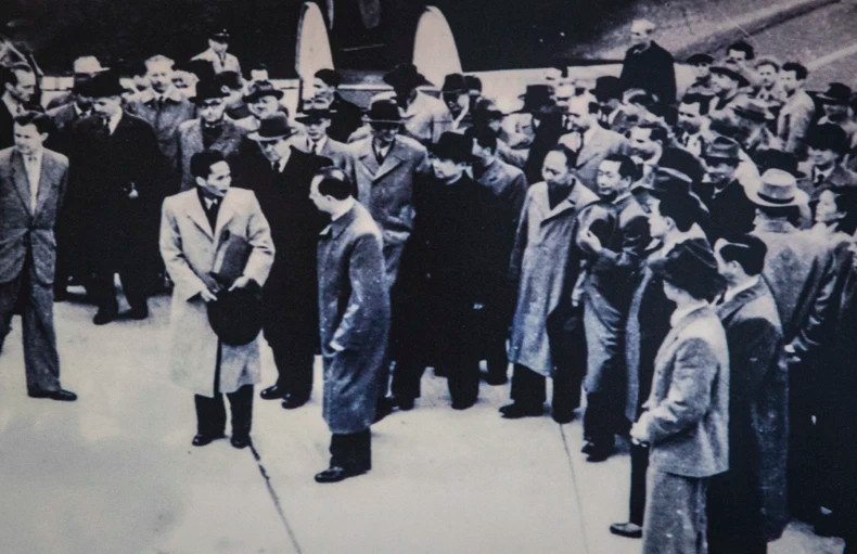 1954年5月4日,越南政府副总理兼代理外交部长、越南民主共和国政府代表团团长范文同出席日内瓦会议。 1954年5月4日,越南政府副总理兼代理外交部长、越南民主共和国政府代表团团长范文同出席日内瓦会议。