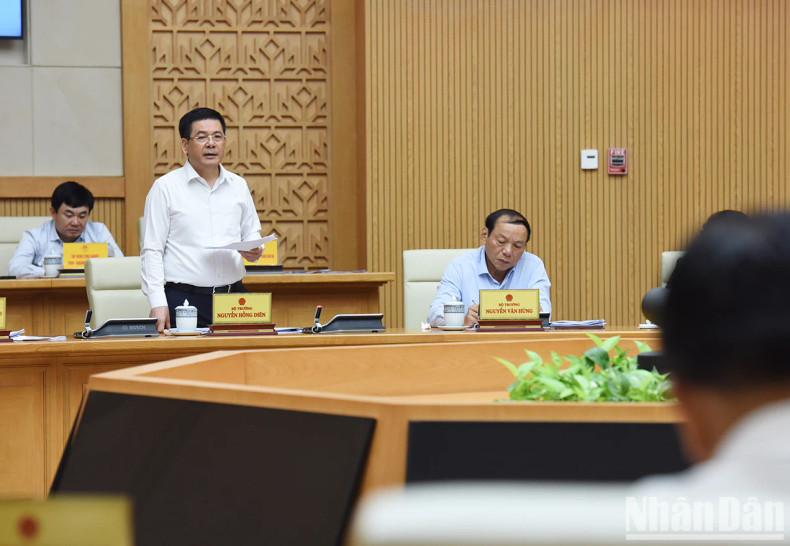 工贸部部长阮鸿延发表讲话。 工贸部部长阮鸿延发表讲话。