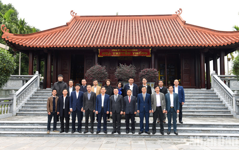 《人民报》工作代表团和太原省省委领导、干部在太原省省委传统室拍纪念照。 《人民报》工作代表团和太原省省委领导、干部在太原省省委传统室拍纪念照。