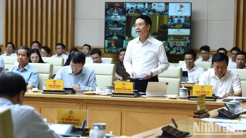 越南通信传媒部部长阮孟雄发表讲话。