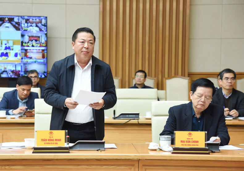 越南建设部部长陈红明发表讲话。