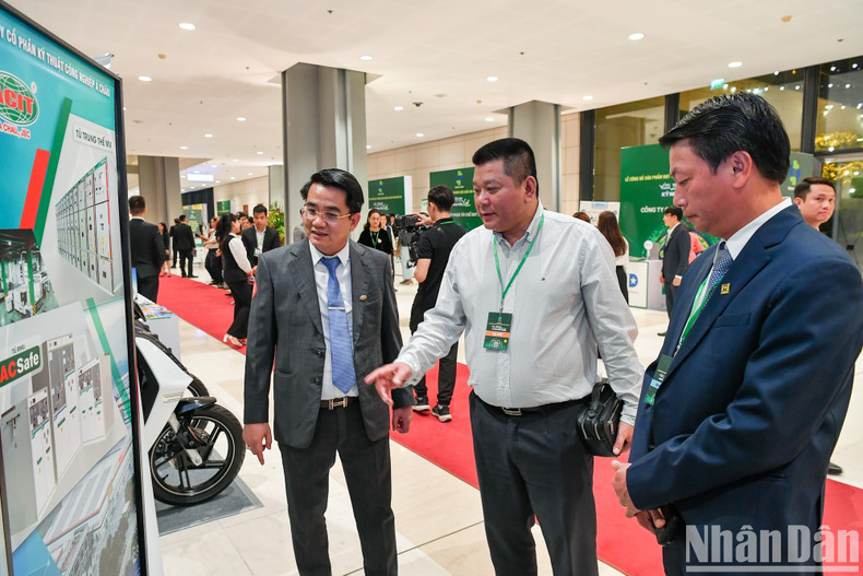 各位代表参观获得2024年“国家品牌”产品的展示区。 各位代表参观获得2024年“国家品牌”产品的展示区。