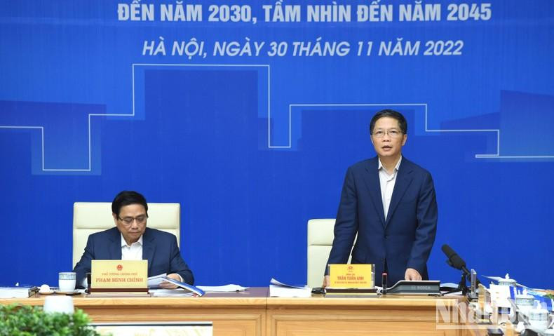 越共中央政治局委员、越共中央经济部部长陈俊英在会议上发言。 越共中央政治局委员、越共中央经济部部长陈俊英在会议上发言。